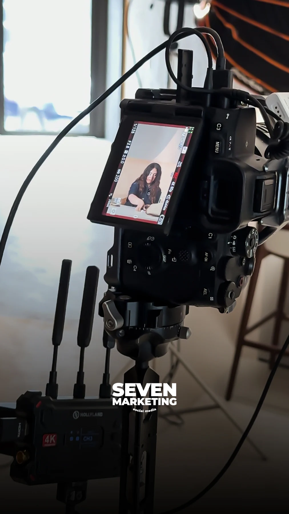 Seven camera rig with external monitor